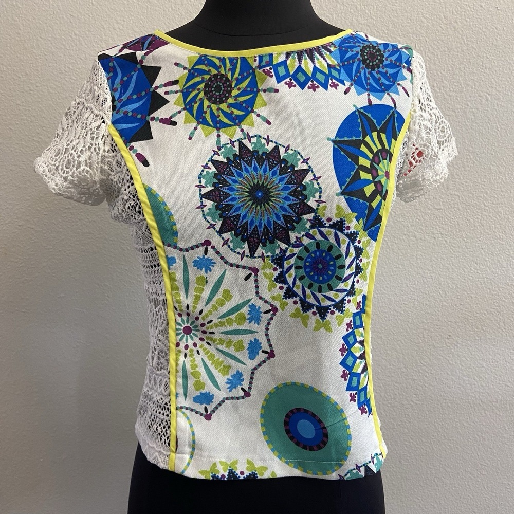 Lulumari White Crochet Top Boho Retro Short Sleeve Blouse Zip Back Abstract Flaw